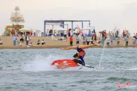 博斯腾湖水上飞人特技表演吸睛图片