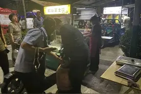 莱芜区市场监管检查烧烤节液化气瓶，为外地聋哑夫妻更换气瓶图片