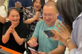 绵阳高三老师查到学生分数，全体起立兴奋拍桌！图片