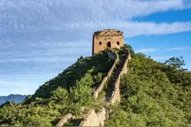 董事长开车进长城景区被拒后强拆大门？景区回应橙柿互动：不可以开车进入，当地官方：正在调查，将很快通报图片