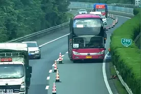 旅游大巴高速公路发生故障无法行驶竟未报警且停车检修？罚！图片