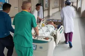 16岁藏族少年车祸下肢瘫痪，沪甬两地医生联手开展手术图片