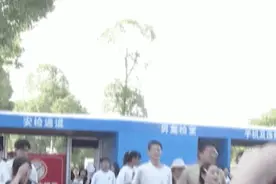 郎铮想当公务员，敬礼娃娃的理想不该被曲解图片