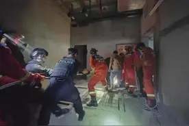 “叔叔，对不起。”12岁女孩跌入深洞，边哭边道歉…图片