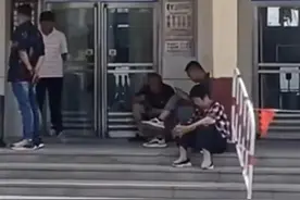 一火车站中午锁门，乘客40℃高温下苦等？当地火车站回应！图片