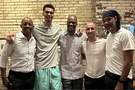 文班晒和马刺多名名宿合影：找不到更好的榜样🖤图片