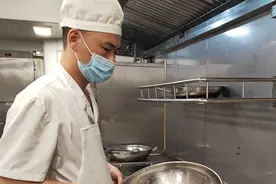 绿皮车还有现炒，饭点要等位——列车“掌勺人”的端午假期图片