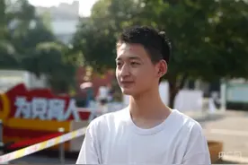 “敬礼娃娃”收到清华北大人大邀请，其父母真是人间清醒图片