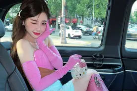 这回很难抄！虞书欣分享法国随拍 撞色穿搭元气足图片