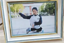 潮评丨“无腿女孩”“轮椅少年”上热搜，努力成就精彩人生图片