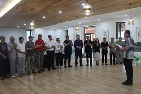 “青山不墨千秋画、百名画家画朗乡”创作采风活动赠画仪式在伊春森工朗乡林业局公司举行图片