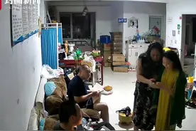 高考查出694分妈妈激动尖叫发出“海豚音”：每一分都是汗水换的图片