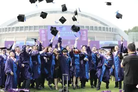 九千余研究生从清华毕业，校长三个忠告：有志气、有骨气、有底气图片