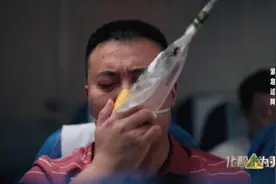 当飞机突发故障，紧急迫降……正确的做法是？图片