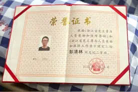 外卖小哥跳江救人，记二等功+邀请落户！图片