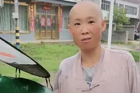 徒步苦行僧捡到猫不便喂荤腥，成功托付给路人后露出清澈笑容，当事人：她非常高兴，好像我们帮了她大忙视频封面