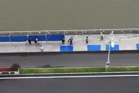 安徽蚌埠龙湖大桥因音乐节建铁皮围挡被指占用盲道 ，主办方：目前已拆除图片