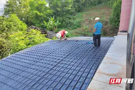 桑植县利福塔镇：拆除整治屋顶棚 守护居民“头顶上的安全”图片