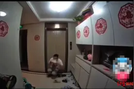 业主发视频曝光一男子在楼道舔鞋 当事小区称已移交警方 律师：可曝光 但最好打码图片
