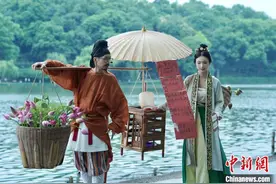 西湖“卖花姑娘”走红 当事人回应：走红的是传统文化图片