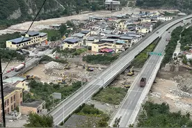 汶川突发山洪泥石流导致国道213线中断，目前已经抢通图片
