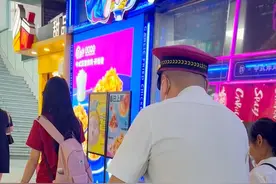 地铁站工作人员暖心护送过马路，99岁老人感动落泪图片