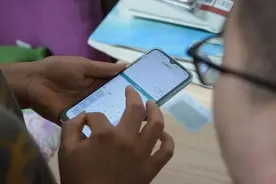 仅两根手指写字，江苏启东“轮椅男孩”高考632分图片