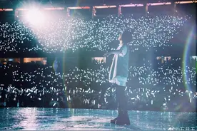 明星演唱会一根荧光棒卖140元，粉丝的钱真那么好赚吗？图片