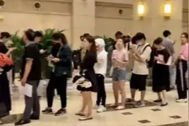 上海办签证大排长龙 现在预约已排到半年后？视频封面