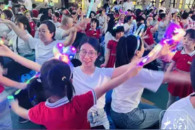 池州：人生的第一次毕业季 孩子们星空下和老师相拥着说再见图片