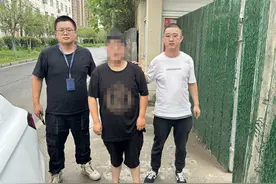 他经常假冒外卖小哥拎了就走，连十几块一杯的奶茶也要偷！图片