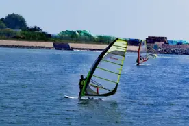 日照世界帆船锦标赛基地，帆船训练进行中图片