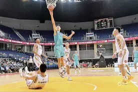 青岛男篮小将在世界杯上迎来“成人礼”，“希望之星”杨瀚森开启职业生涯图片