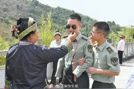 “排雷英雄战士”杜富国回第二故乡“探亲”图片