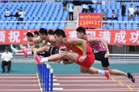 （体育）田径——全国冠军赛：男子110米栏预赛赛况图片