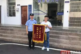 男子在外漂泊18载成“黑户”，大悟公安帮助恢复户口获锦旗图片