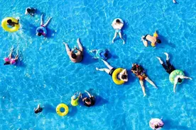 泳池救生员的“安全关”不能失守 | 新京报快评图片