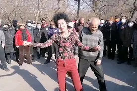 跳最疯的舞，蹦最“老”的迪：叛逆老人活在沈阳劳动公园图片
