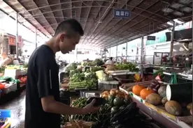 遇见你丨18岁大学生为梦想在公交车上勇敢演讲图片