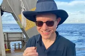 哈佛顶级物理学家称可能发现外星飞船残骸，系从太平洋底打捞，元素在地球上极不寻常图片