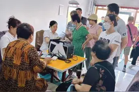 香坊区幸福镇化工社区：更换三代社保卡 服务居民“零距离”图片