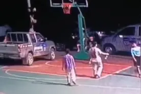 少年爬上车顶玩扣篮，没有抓稳重重摔下致受伤视频封面