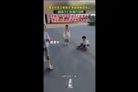 厂里允许员工带孩子，老板傍晚回到工厂，一群孩子们热情打招呼，老板：平时会给孩子们买零食，厂里设有托管班，请老师辅导作业图片