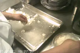 这能做出“母亲的味道”？小菜园后厨食品安全隐患调查图片