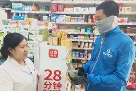 应对北京连日高温 叮当智慧药房给外卖骑手送解暑饮品图片