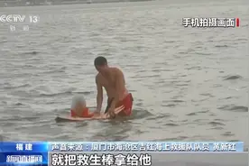 被海浪卷入海里如何自救？记得保持冷静“随波逐流”→图片