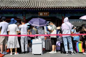 故宫博物院一站式“观众服务中心”启用：首日接受存包895件，增加两条无包通道图片