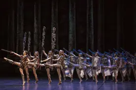 当芭蕾的柔软触碰“硬”题材——《铁人》携手《斯巴达克》，掀起中西“大男主”芭蕾热浪图片