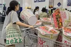 巨型泡面桶原价168元，被炒至500元仍遭疯抢，网友：没吃过泡面吗？图片