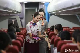 重庆：“空姐”“动姐” 携手开展服务礼仪培训备战暑运图片